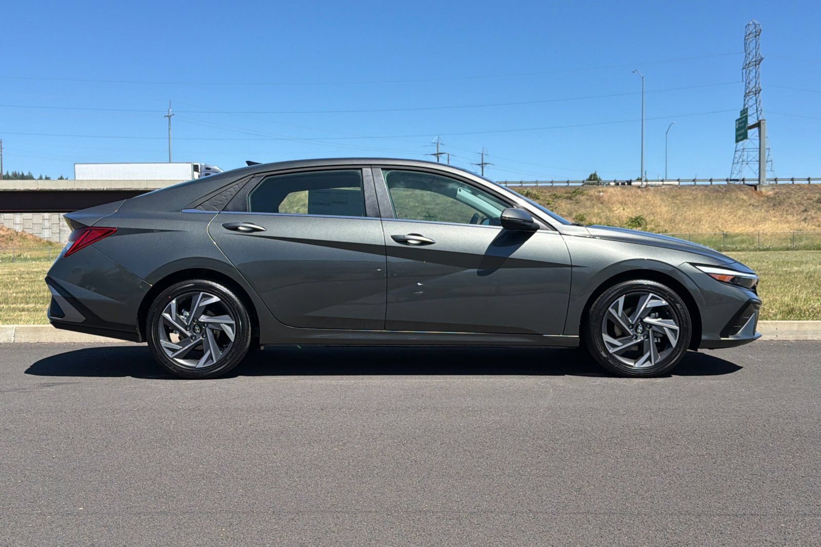 New 2026 Hyundai Elantra Limited FWD image 2