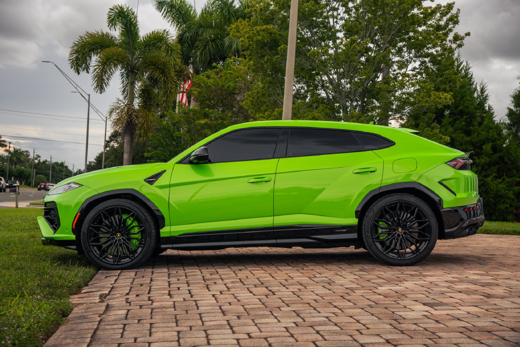 Used 2025 Lamborghini Urus SE AWD/4WD image 2
