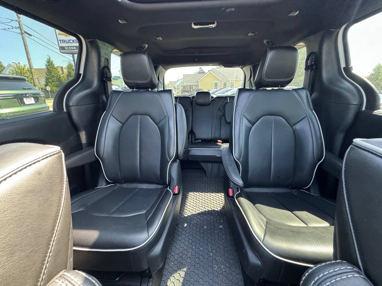 Used 2022 Chrysler Pacifica Limited w/ Uconnect Theater Family Group FWD image 25