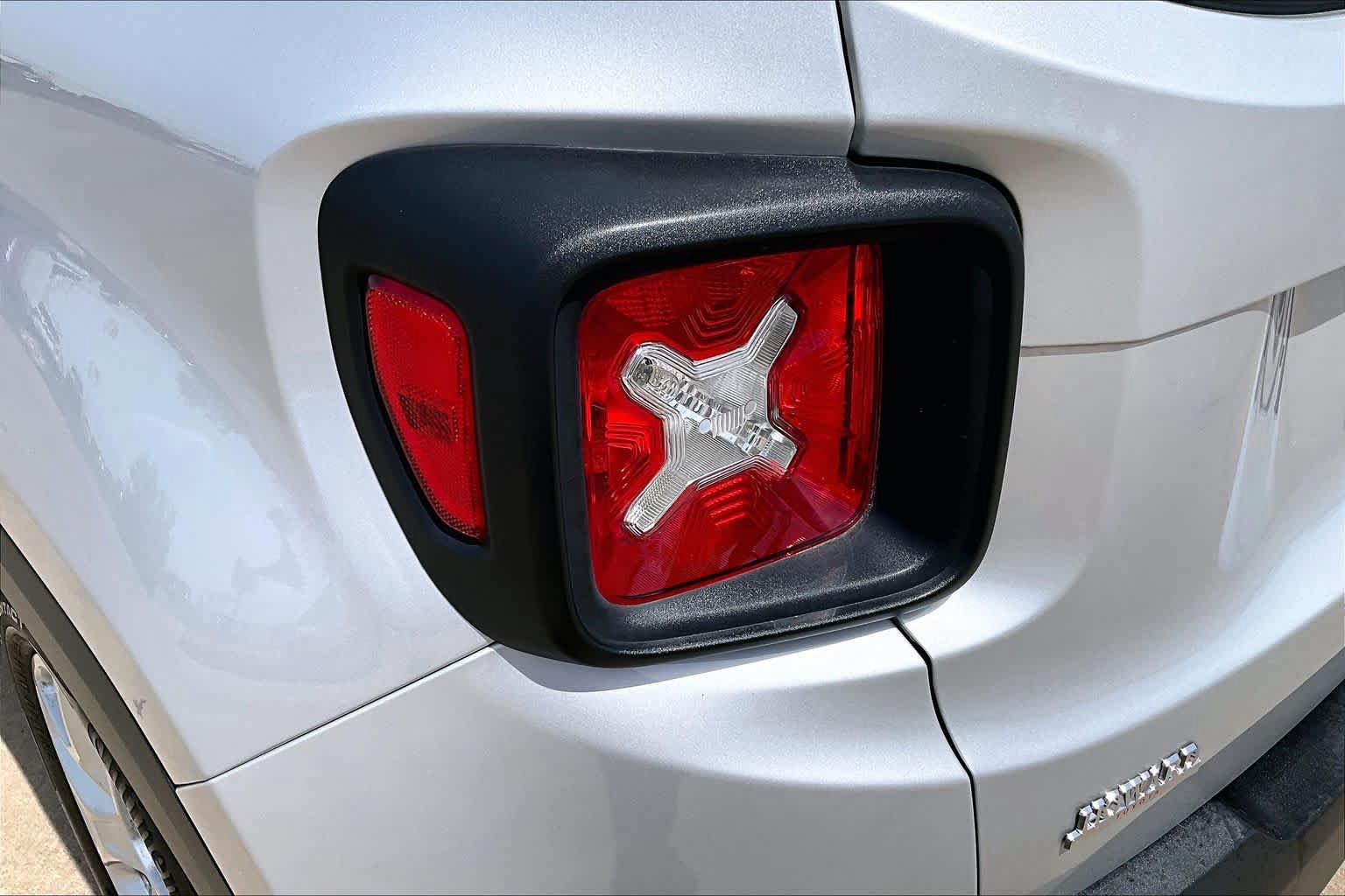 Used 2018 Jeep Renegade Latitude FWD image 27