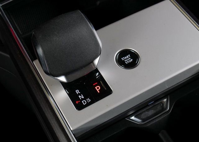 New 2025 Land Rover Range Rover SE image 15