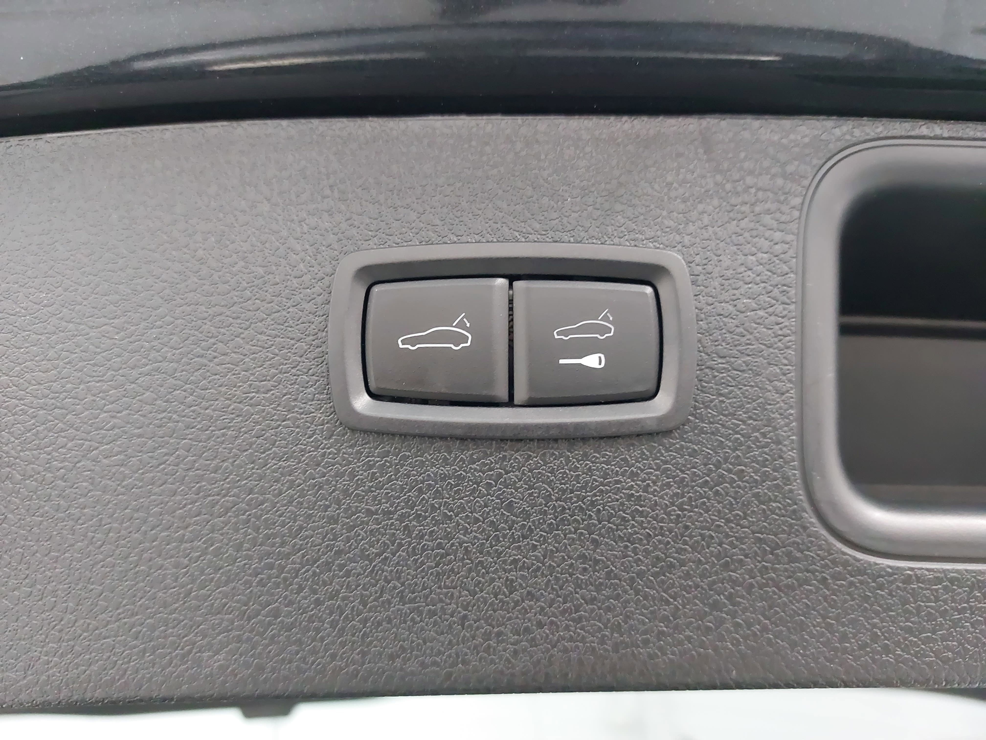 Certified 2024 Porsche Macan Turbo image 15