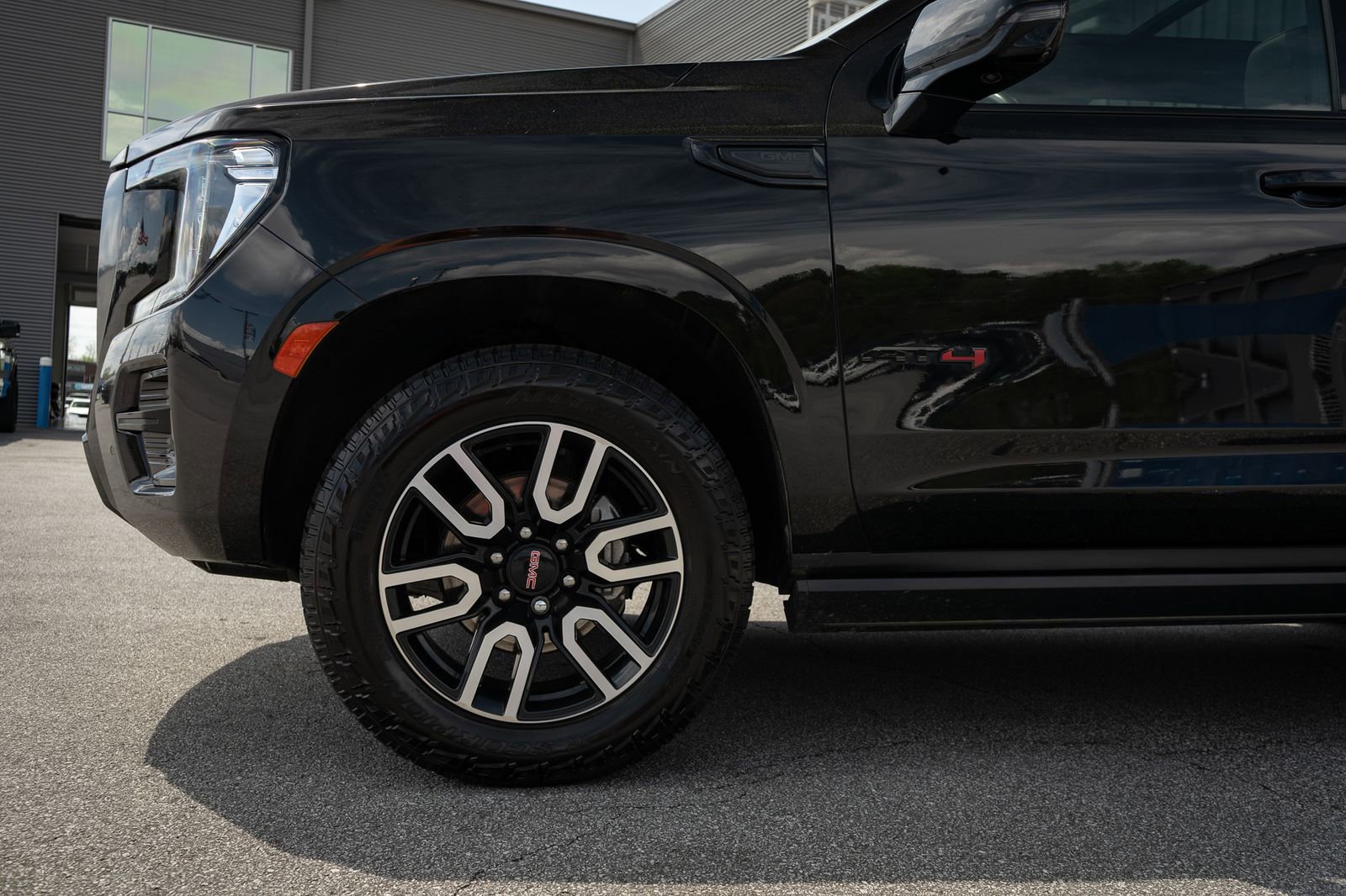 Used 2023 GMC Yukon AT4 w/ AT4 Premium Package AWD/4WD image 4