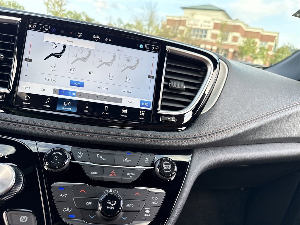 New 2026 Chrysler Pacifica Pinnacle image 22