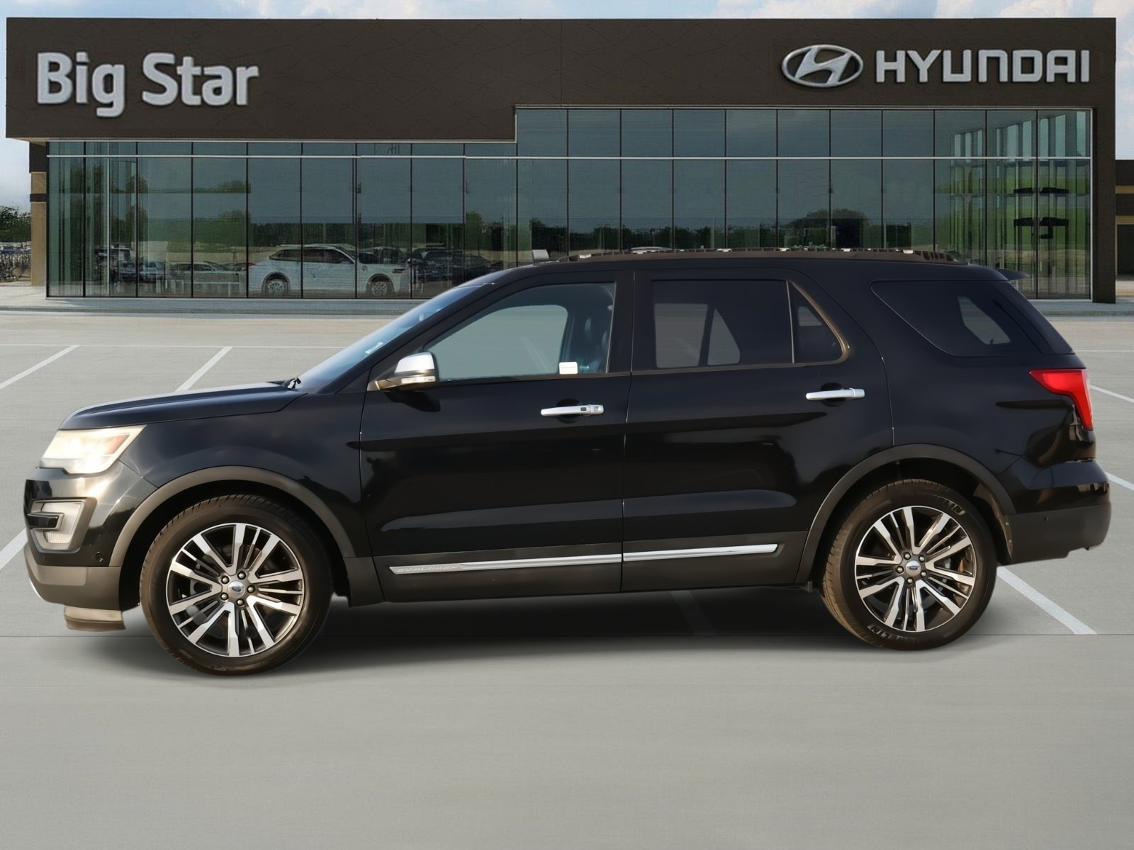 Used 2016 Ford Explorer Platinum image 2