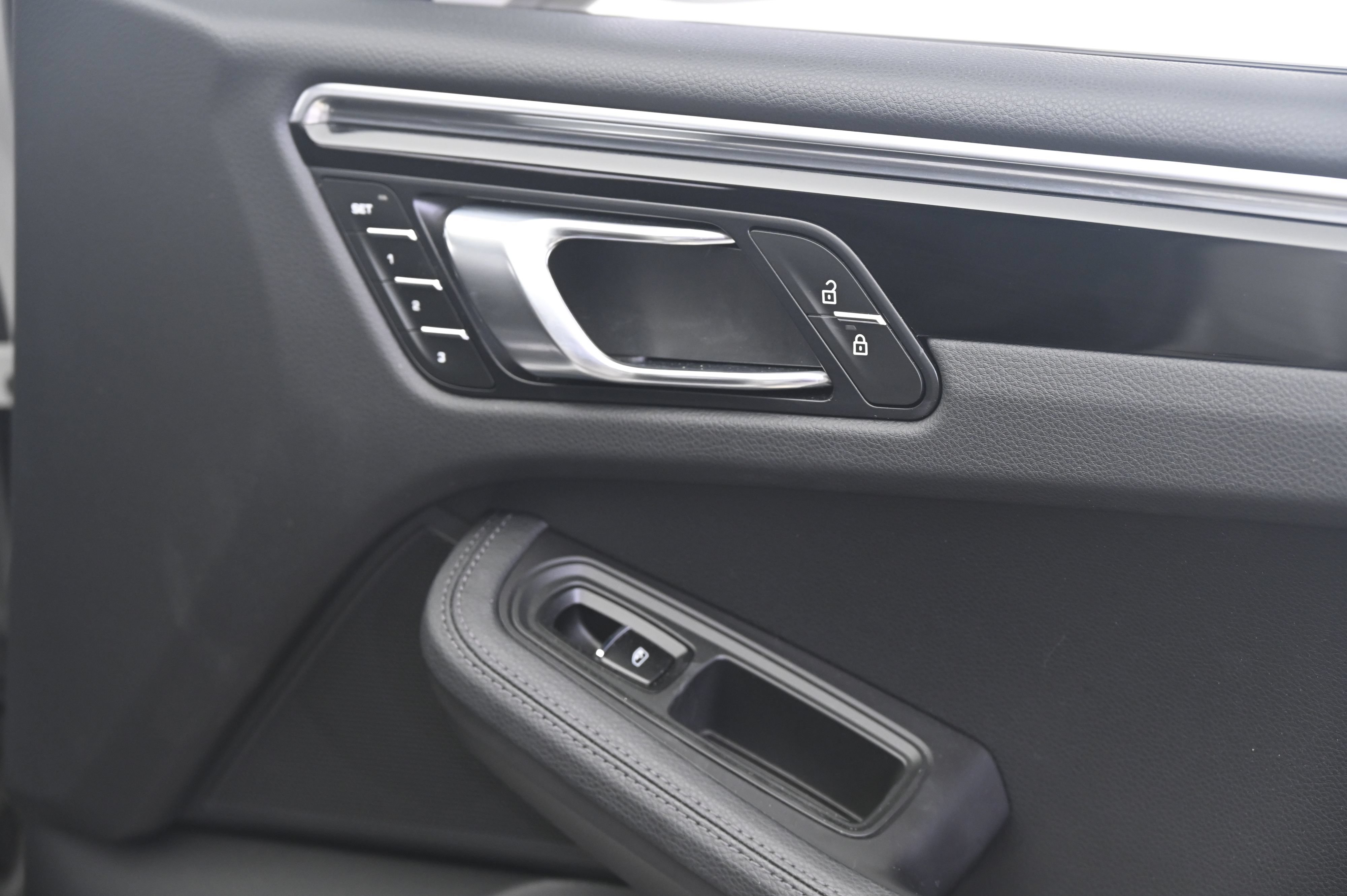Certified 2023 Porsche Macan AWD/4WD image 21
