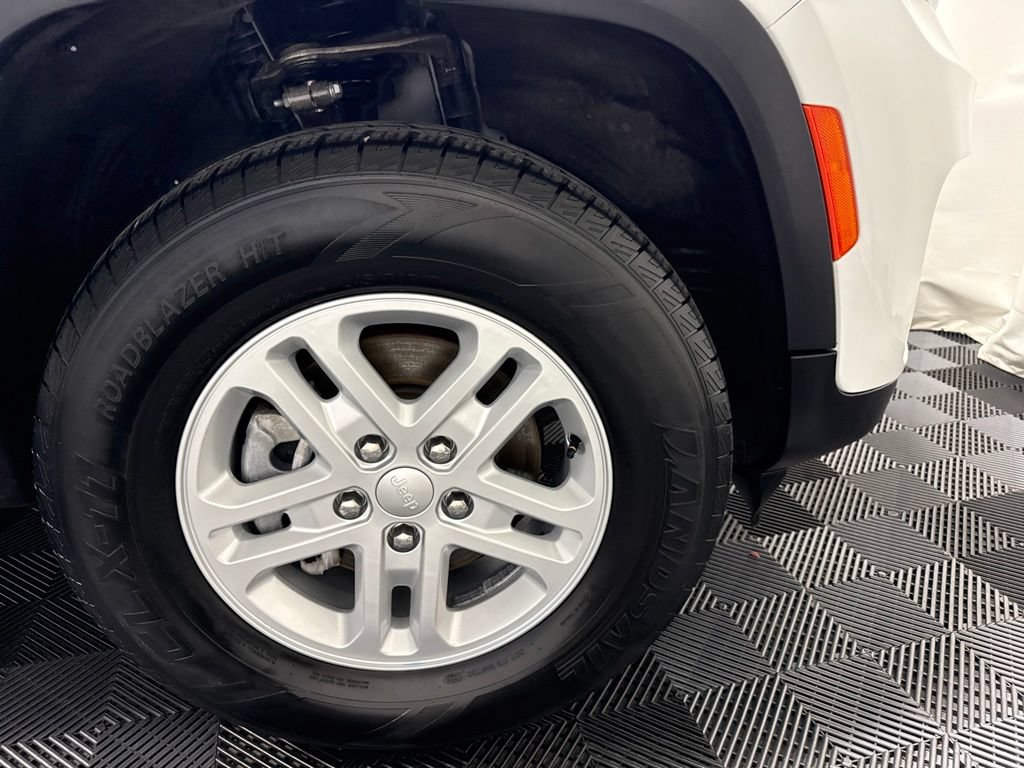 Used 2023 Jeep Grand Cherokee Laredo AWD/4WD image 4