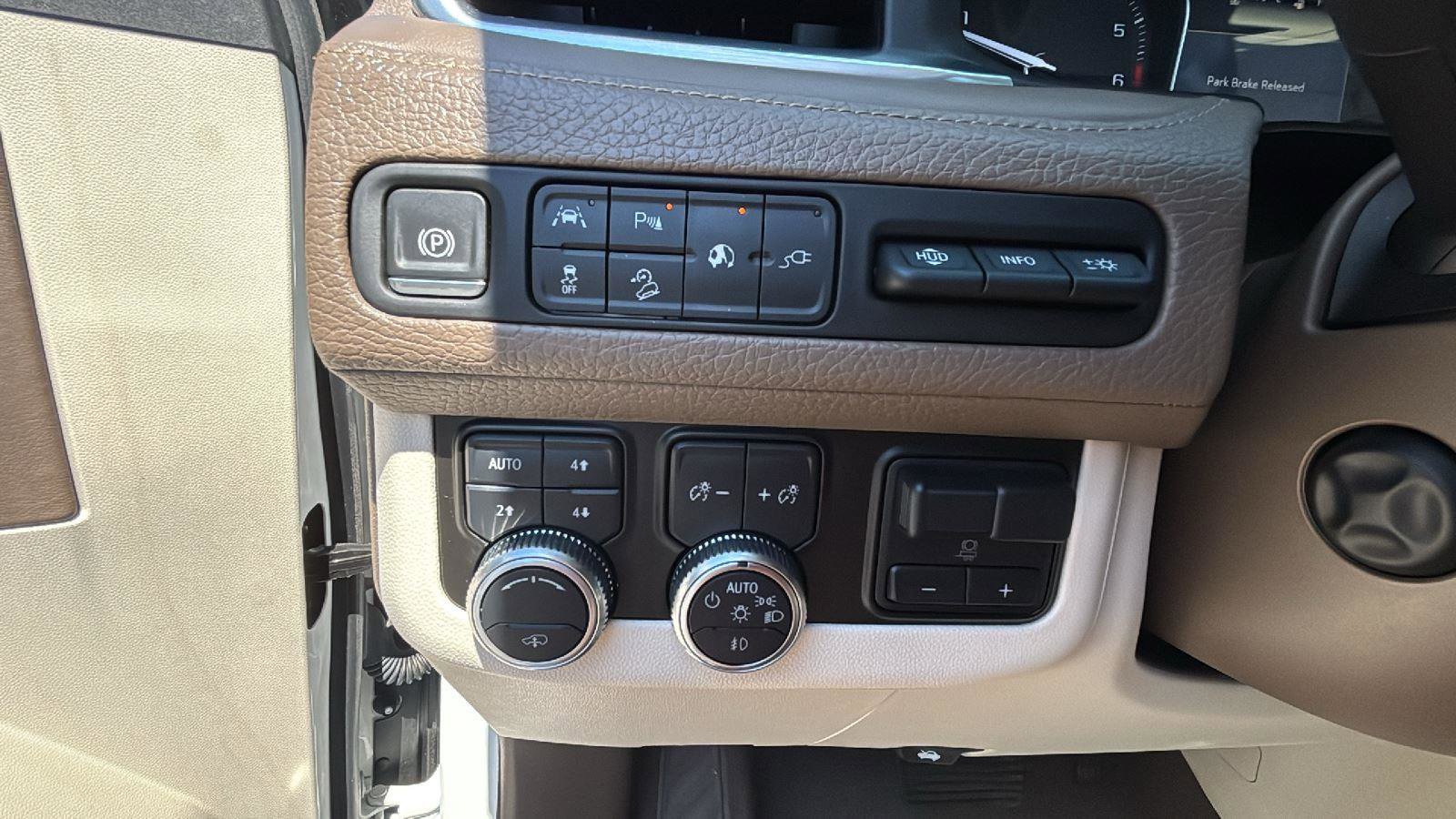Used 2021 GMC Yukon Denali w/ Denali Ultimate Package AWD/4WD image 12