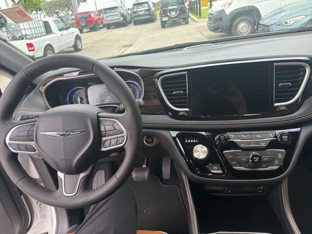 Used 2023 Chrysler Pacifica Pinnacle FWD image 8