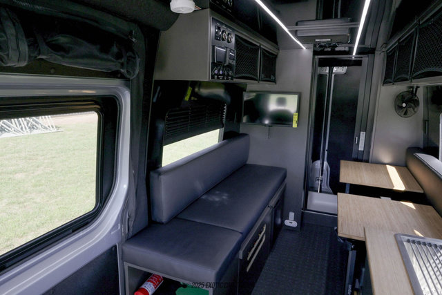 Used 2025 Mercedes-Benz Sprinter 2500 image 28