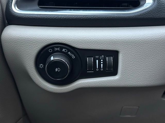 Used 2023 Chrysler Pacifica Limited image 35