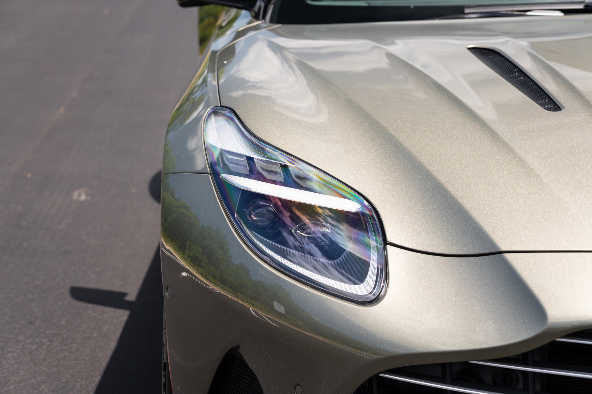 Used 2024 Aston Martin DB12 Convertible RWD image 12