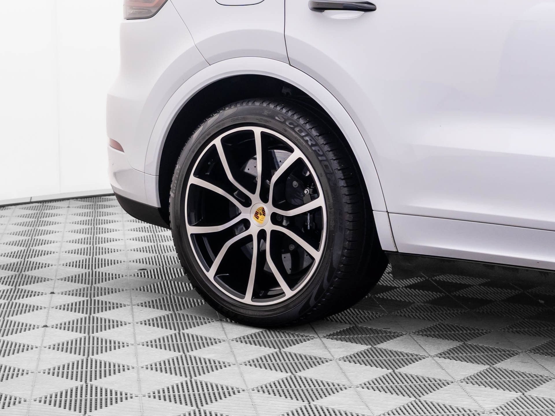 Used 2023 Porsche Cayenne Turbo S AWD/4WD image 34