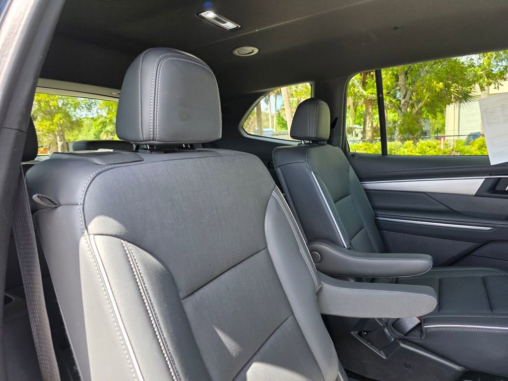 Used 2025 Buick Enclave Preferred image 14
