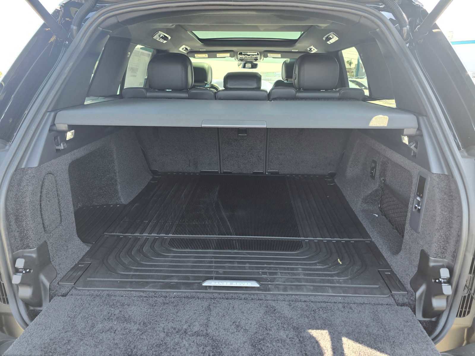 New 2025 Land Rover Range Rover SE image 17