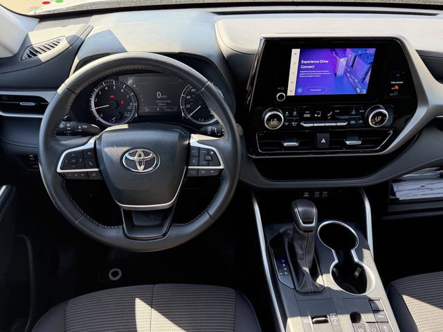Used 2025 Toyota Highlander LE image 10