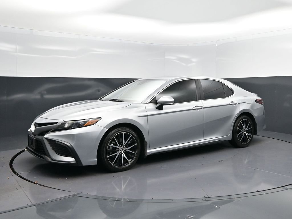 Used 2024 Toyota Camry SE image 3