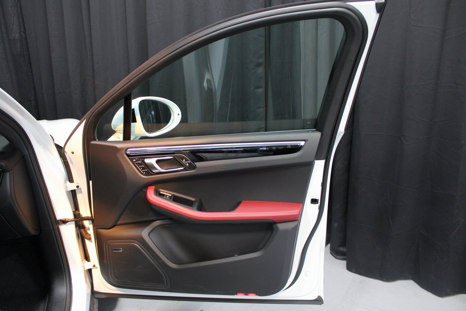 Certified 2025 Porsche Macan image 21