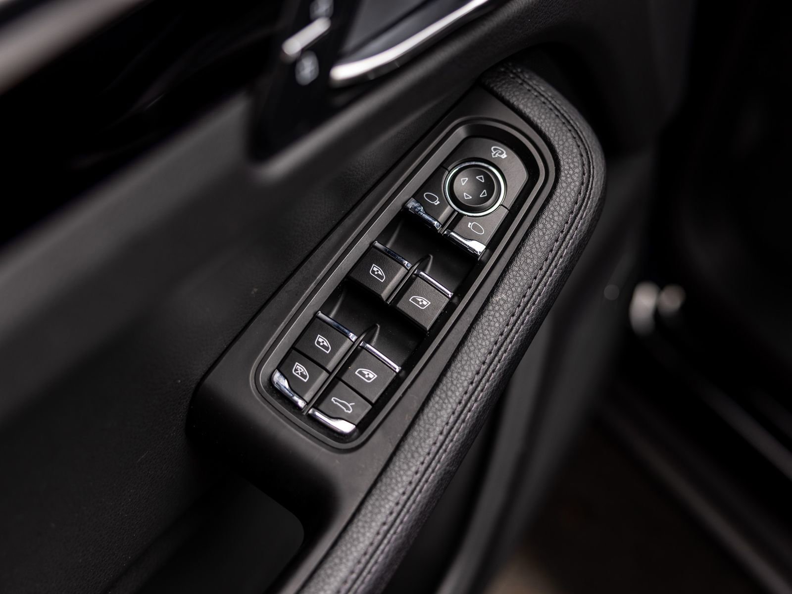 Certified 2023 Porsche Macan AWD/4WD image 40