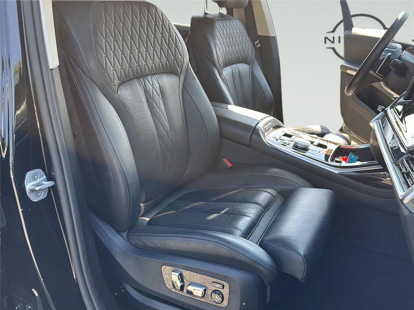 Used 2025 BMW X7 xDrive40i AWD/4WD image 34
