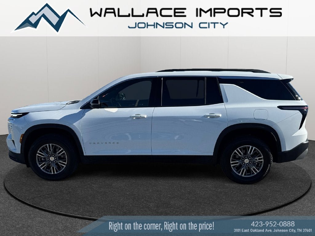 Used 2025 Chevrolet Traverse LT FWD image 1