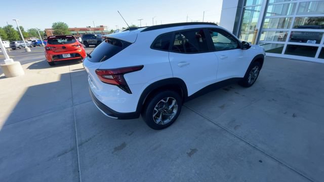 Used 2025 Chevrolet Trax LT FWD image 2