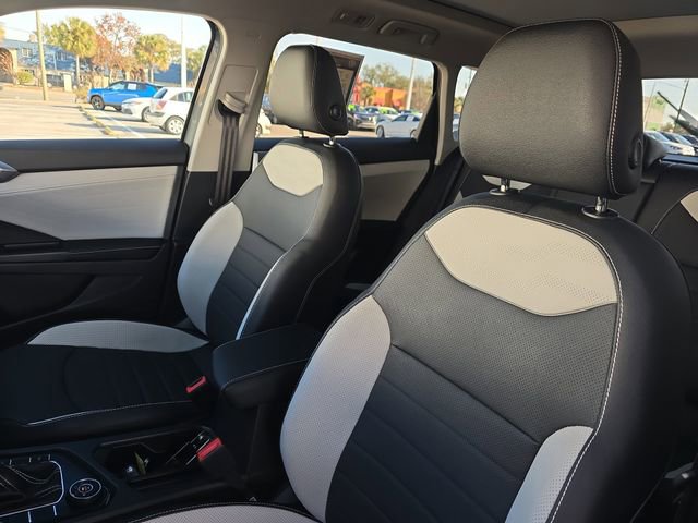 Used 2025 Volkswagen Taos SEL image 17