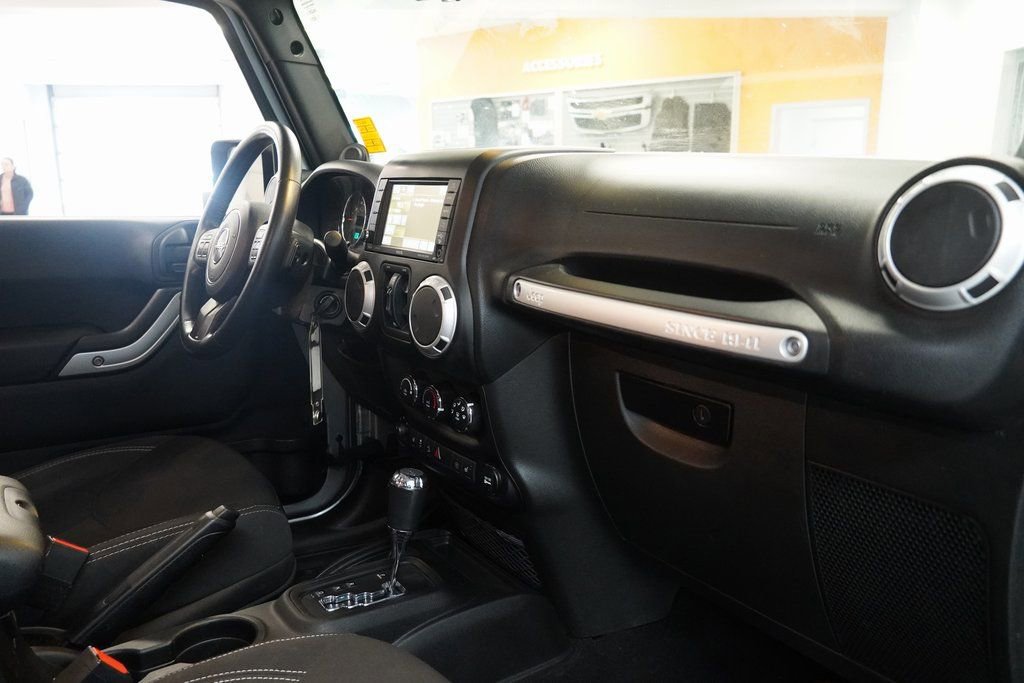 Used 2014 Jeep Wrangler Unlimited Rubicon w/ Connectivity Group image 29