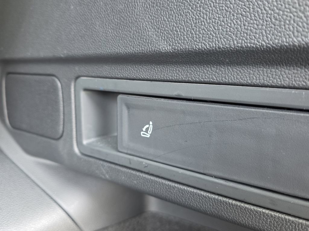 Used 2024 Volkswagen Tiguan SE image 30