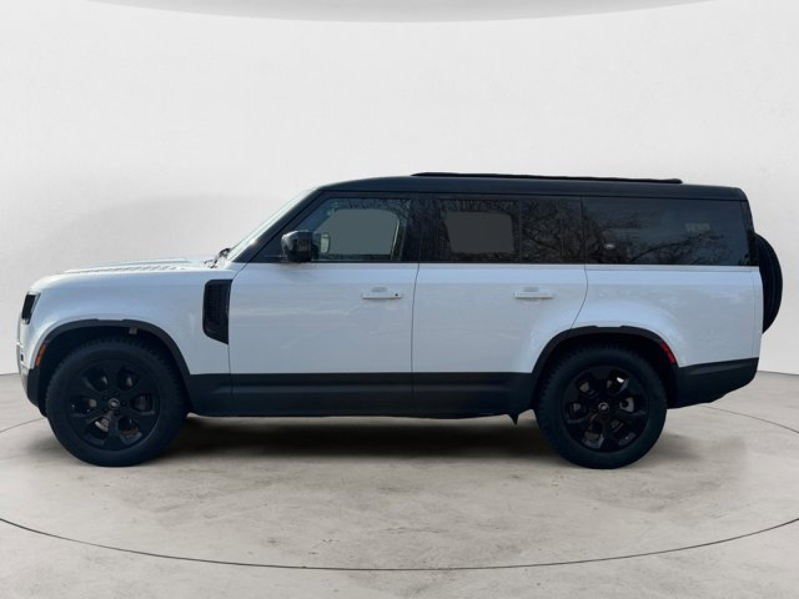 Used 2024 Land Rover Defender 130 S image 7