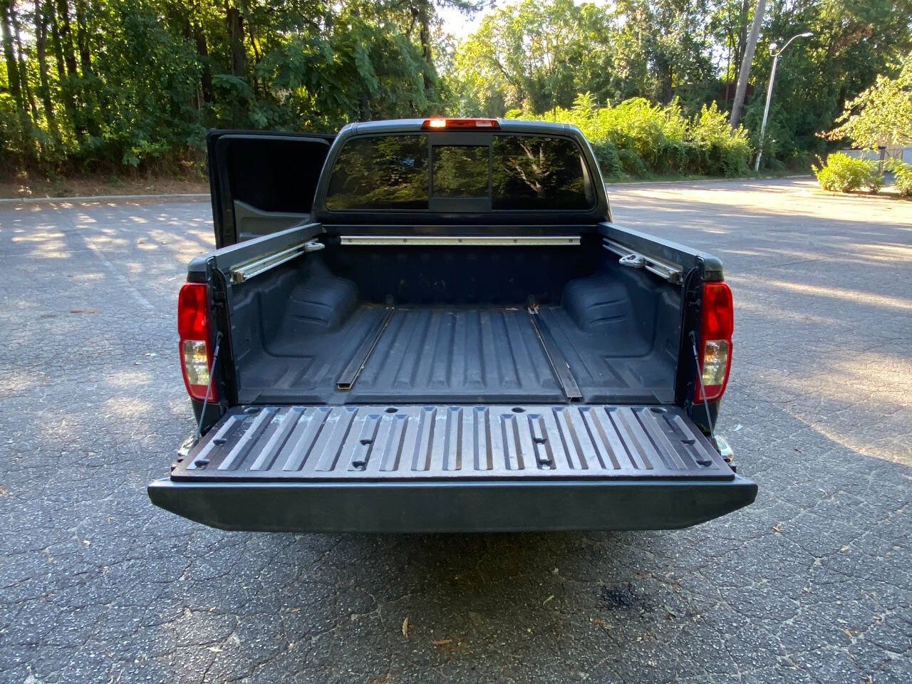 Used 2015 Nissan Frontier SV w/ SV Value Truck Package AWD/4WD image 39
