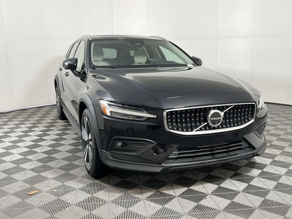 Certified 2025 Volvo V60 B5 Cross Country Plus image 6
