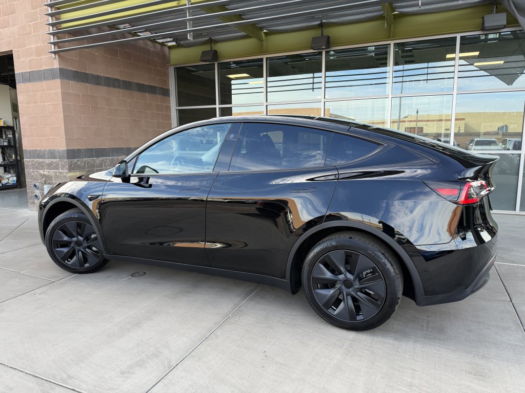 Used 2024 Tesla Model Y 2WD image 5