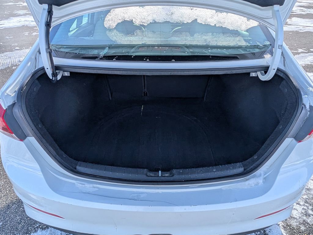 Used 2017 Hyundai Elantra SE image 18