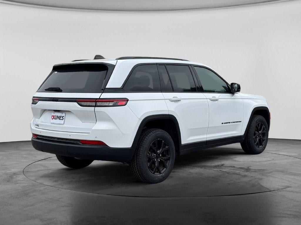 Used 2024 Jeep Grand Cherokee Altitude RWD image 8