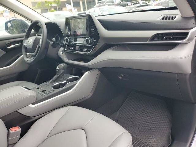 Used 2025 Toyota Highlander XLE FWD image 14
