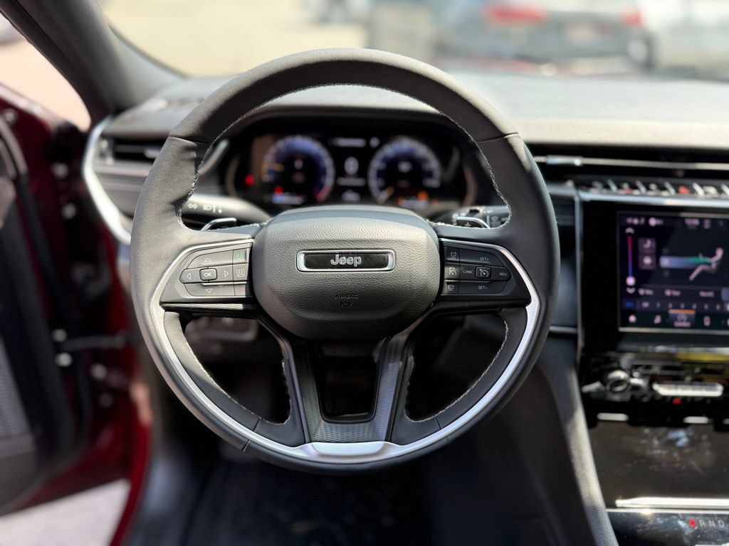 Used 2025 Jeep Grand Cherokee Altitude AWD/4WD image 6
