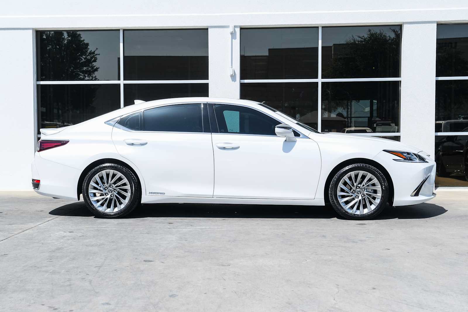 Used 2022 Lexus ES 300h Ultra Luxury w/ Accessory Package 2 FWD image 6
