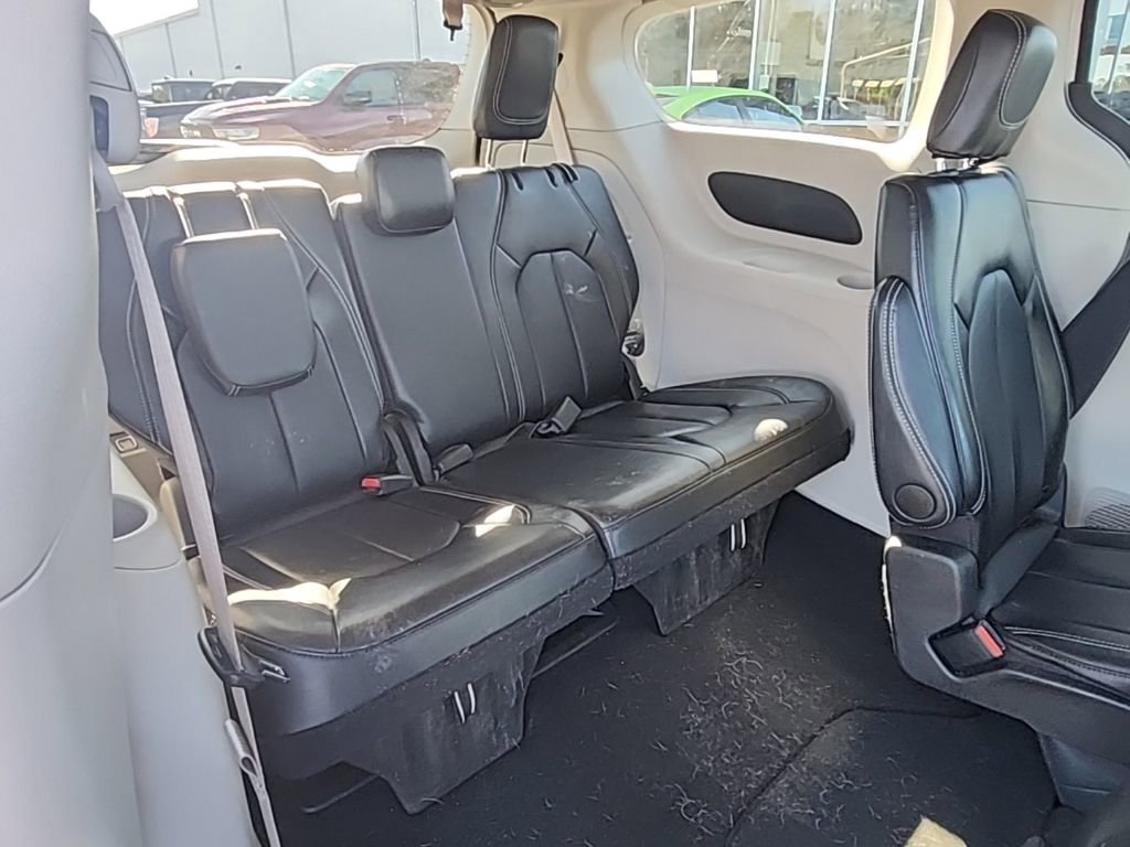 Used 2024 Chrysler Pacifica Touring-L image 38