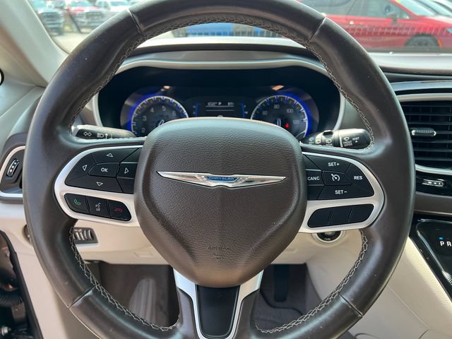 Used 2017 Chrysler Pacifica Touring-L FWD image 15