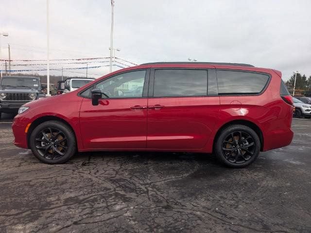 New 2026 Chrysler Pacifica Limited w/ S Appearance Package AWD/4WD image 6