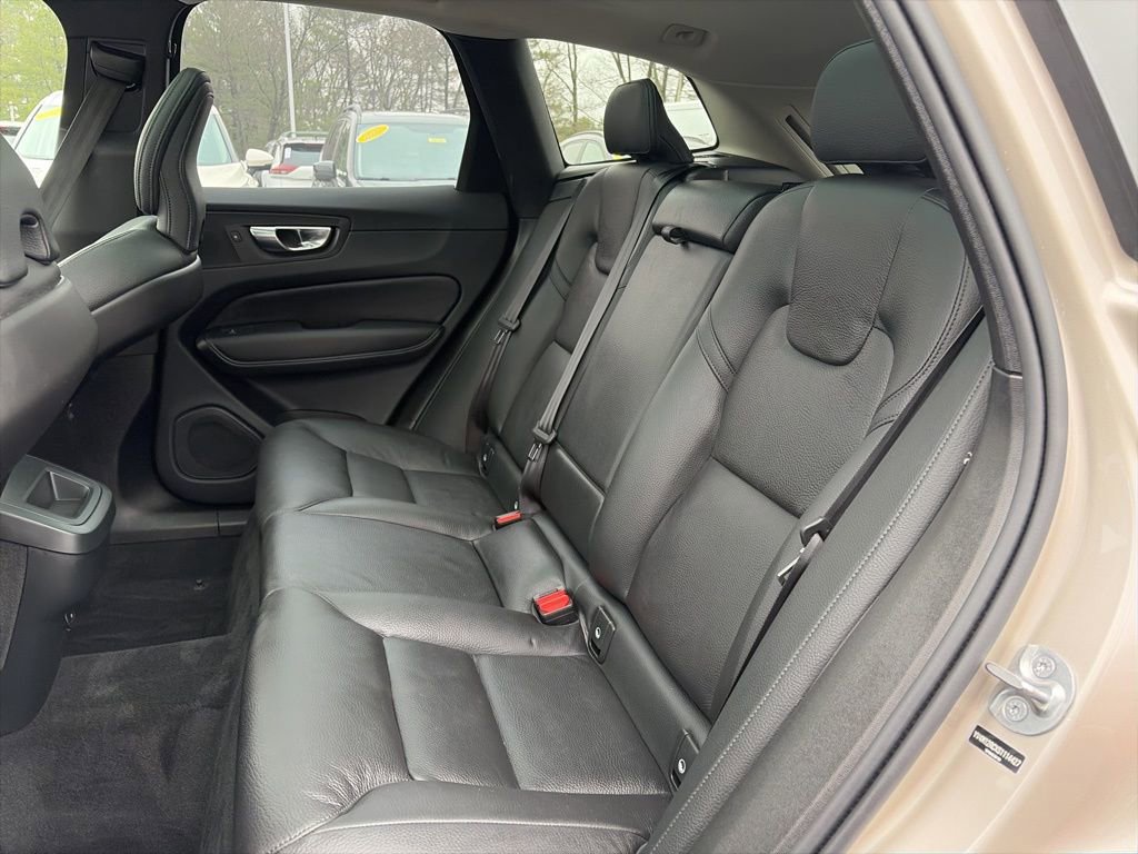 Used 2025 Volvo XC60 B5 Plus image 16
