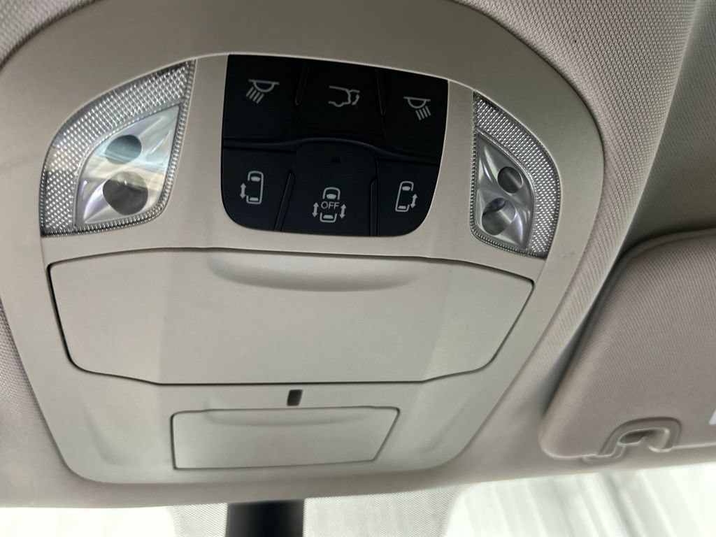 Used 2024 Chrysler Pacifica Touring-L FWD image 27