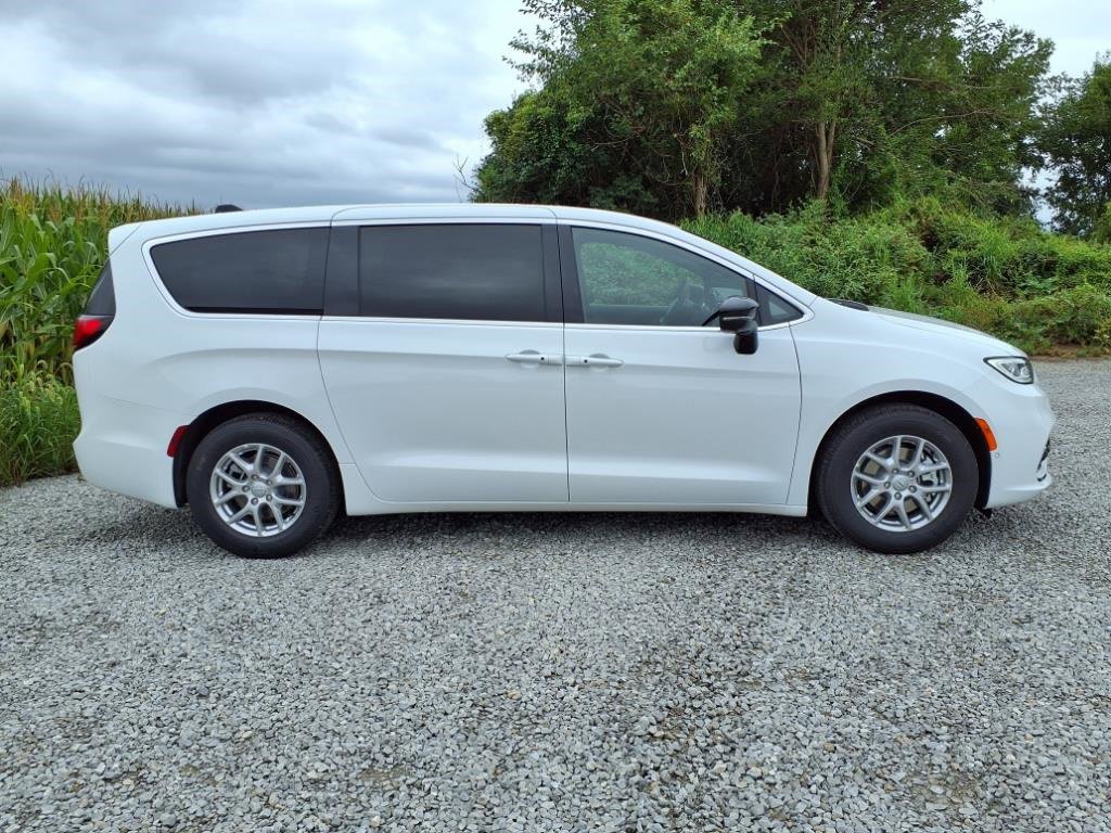 New 2026 Chrysler Pacifica Select image 28
