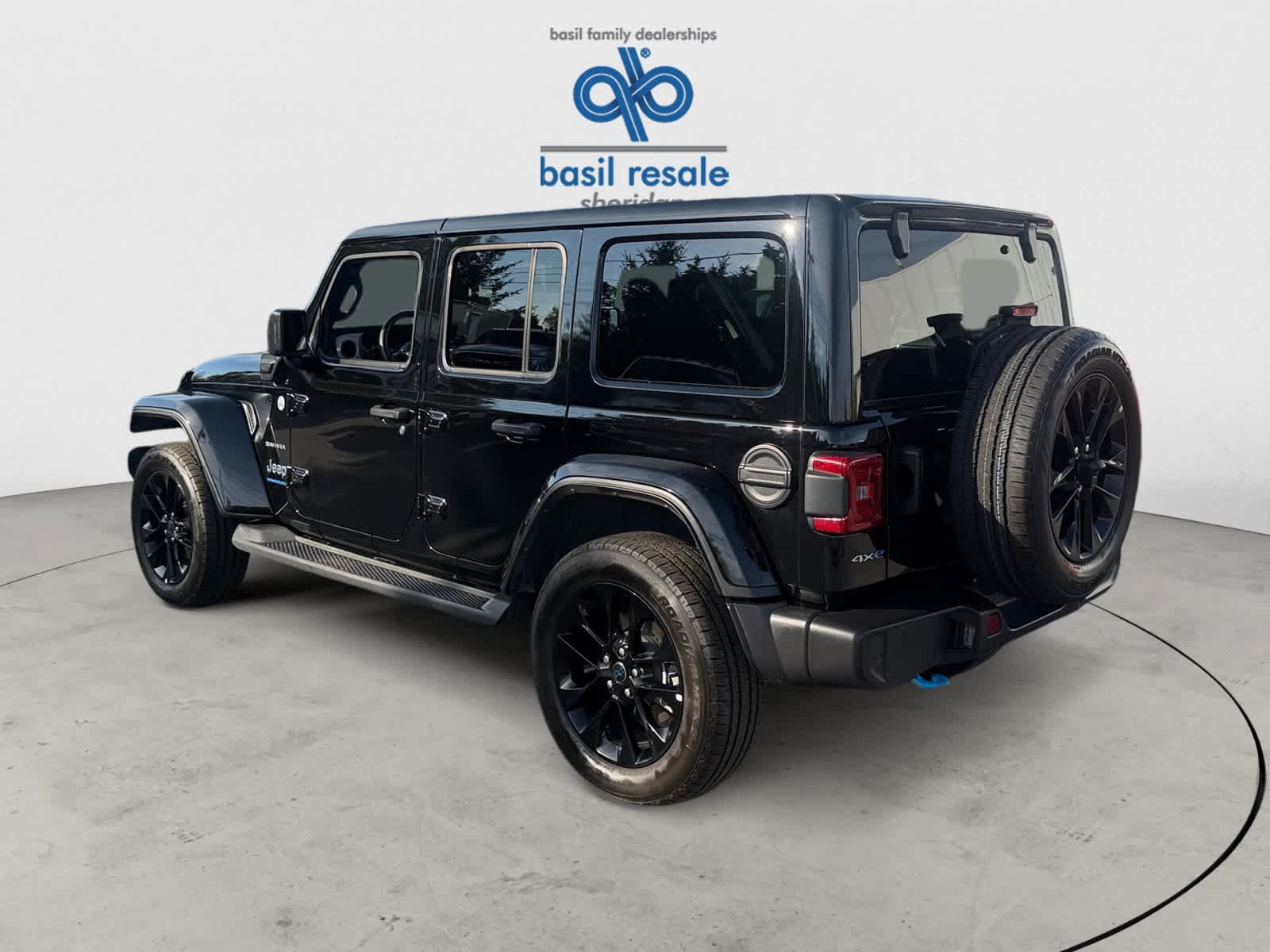 Used 2024 Jeep Wrangler Unlimited Sahara w/ Safety Group AWD/4WD image 4