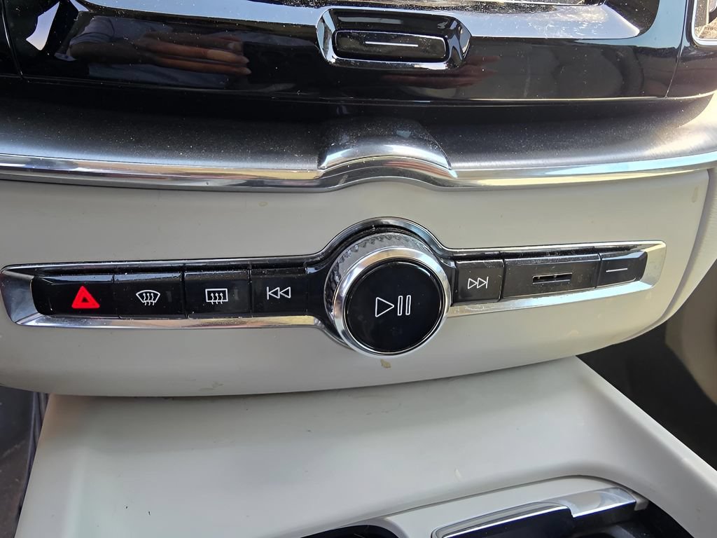 Used 2019 Volvo XC60 T8 Momentum w/ Advanced Package AWD/4WD image 16