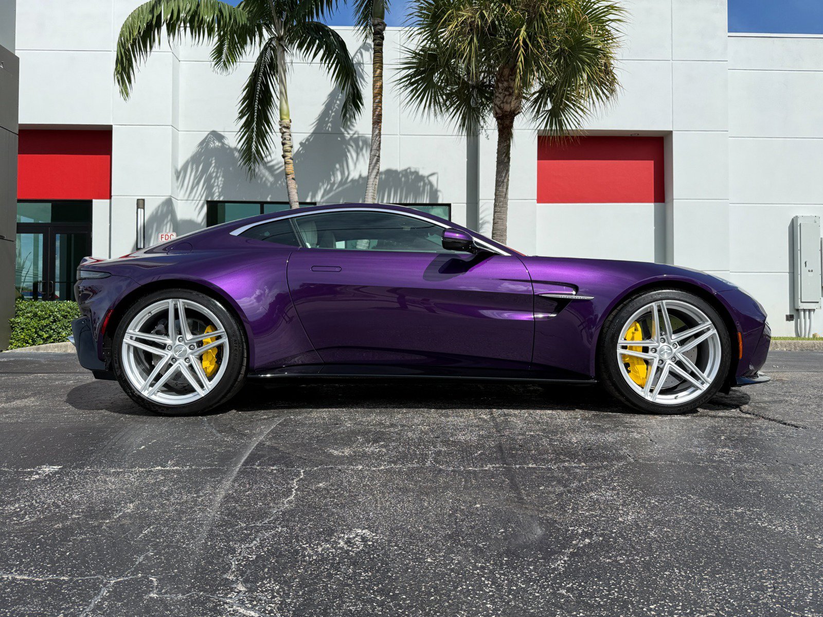 Used 2025 Aston Martin V8 Vantage Coupe RWD image 4