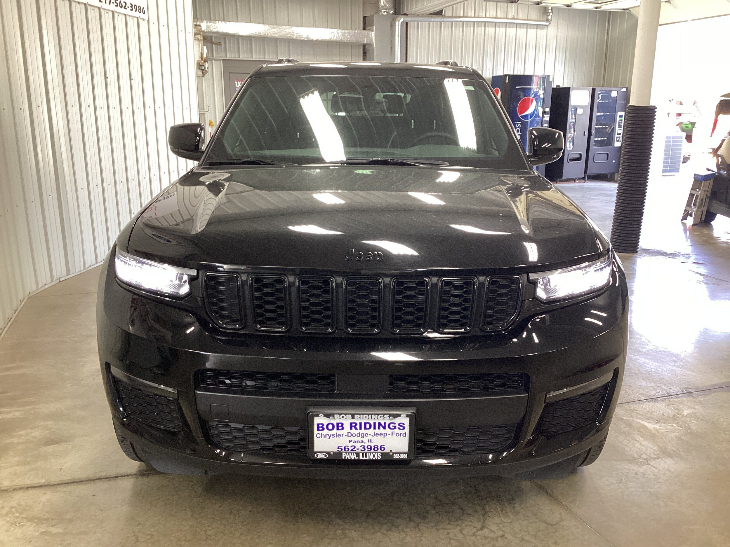 Used 2025 Jeep Grand Cherokee L Limited w/ Black Appearance Package AWD/4WD image 9