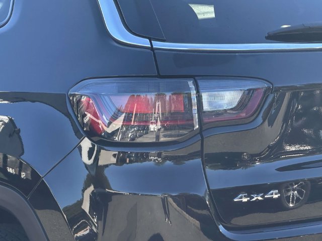 Used 2023 Jeep Compass Latitude w/ Sun and Sound Group AWD/4WD image 12