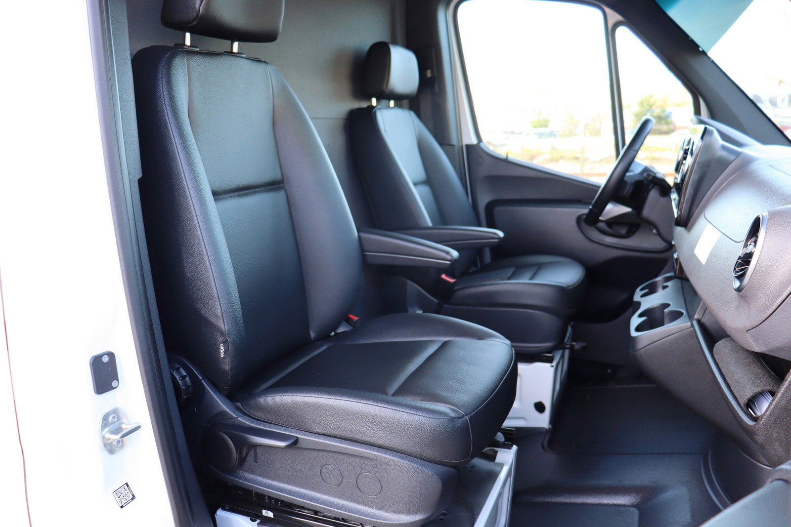 Used 2024 Mercedes-Benz eSprinter 170 Cargo image 12